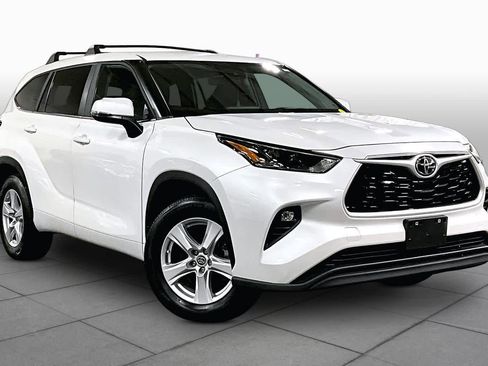 Used 2023 Toyota Highlander LE FWD image 3