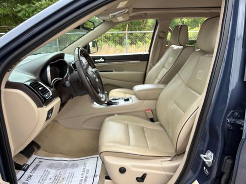 Used 2021 Jeep Grand Cherokee Overland AWD/4WD image 24