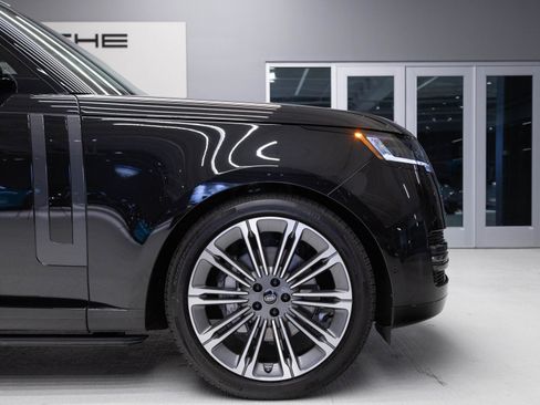 Used 2025 Land Rover Range Rover SE image 11