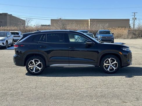 Certified 2025 Volkswagen Tiguan SE image 6