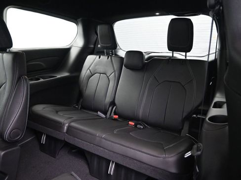 New 2026 Chrysler Pacifica Select AWD/4WD image 25