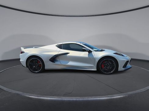 Used 2021 Chevrolet Corvette Stingray Coupe w/ Z51 Performance Package image 9