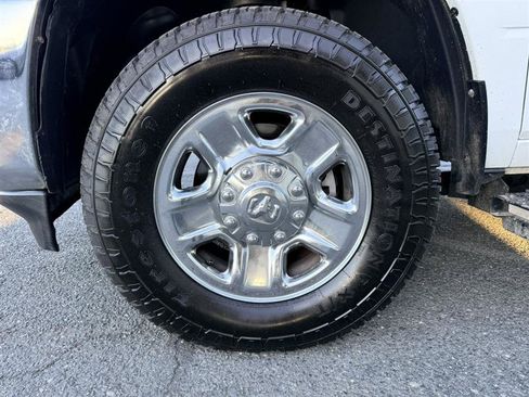 Used 2022 RAM 2500 Tradesman w/ Chrome Appearance Group AWD/4WD image 9
