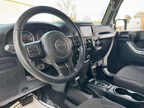 Used 2018 Jeep Wrangler Unlimited Rubicon w/ Connectivity Group image 15