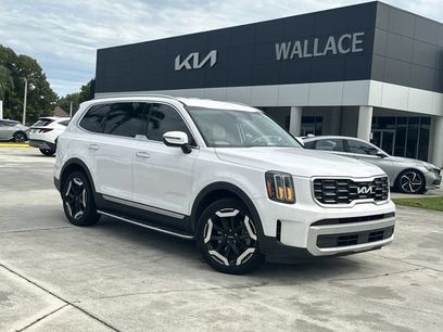 Certified 2024 Kia Carnival EX