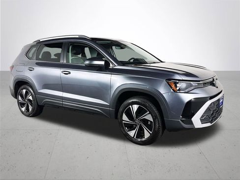 New 2025 Volkswagen Taos SE image 4