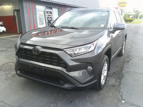 Used 2020 Toyota RAV4 XLE w/ Convenience Package AWD/4WD image 3