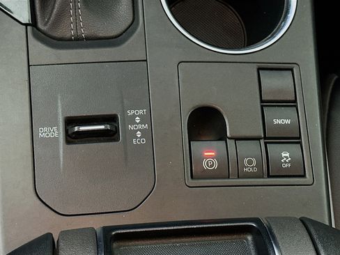 Used 2023 Toyota Highlander XLE image 24