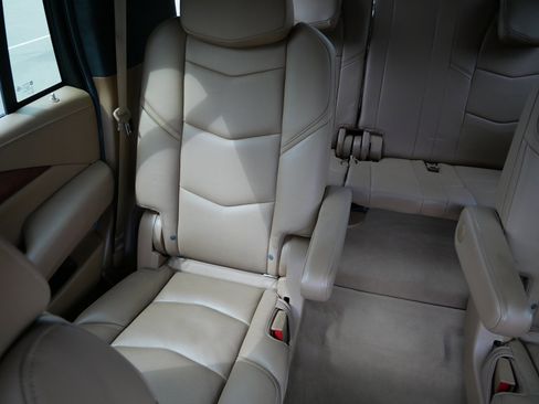 Used 2017 Cadillac Escalade Platinum AWD/4WD image 14