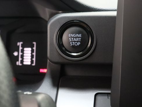 Certified 2025 Toyota Tacoma SR5 AWD/4WD image 17
