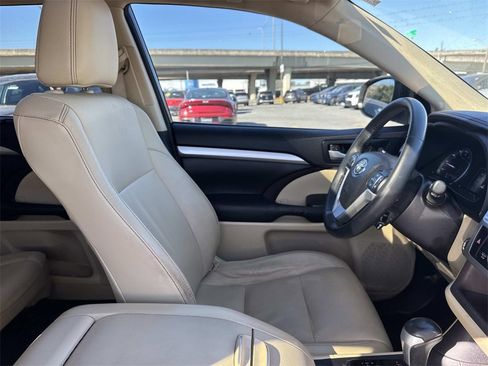 Used 2016 Toyota Highlander XLE image 26