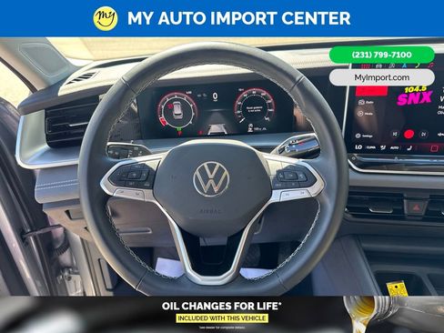 Used 2025 Volkswagen Tiguan SE AWD/4WD image 16