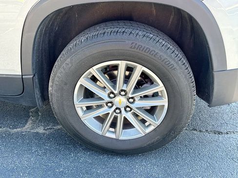 Used 2023 Chevrolet Traverse LT image 24
