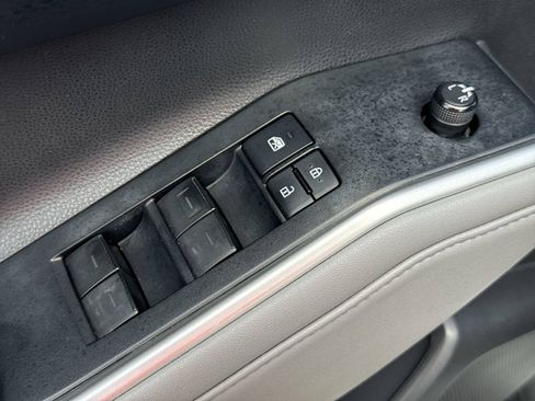 Used 2021 Toyota Highlander XLE FWD image 15