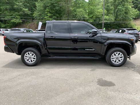 Used 2025 Toyota Tacoma SR5 AWD/4WD image 20