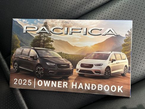 Used 2025 Chrysler Pacifica Select FWD image 35
