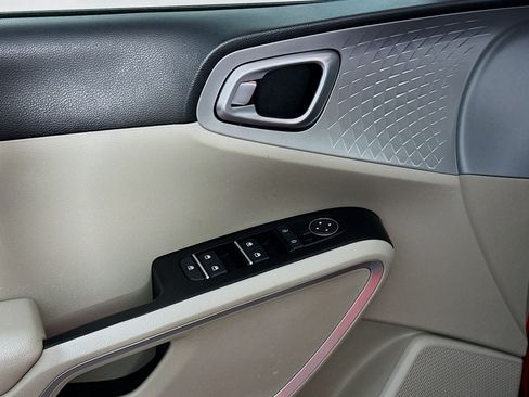 Used 2025 Kia Soul LX w/ LX Technology Package FWD image 15