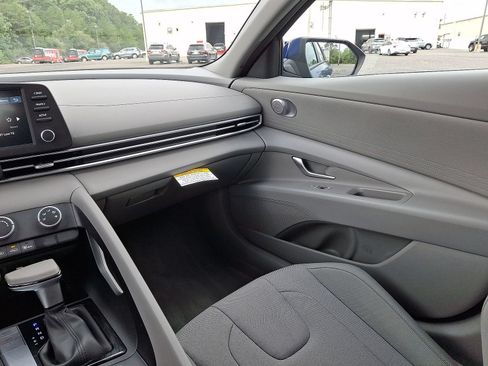 Used 2025 Hyundai Elantra SE FWD image 11