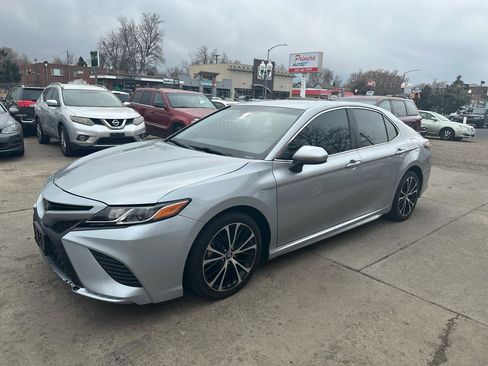 Used 2018 Toyota Camry SE image 1