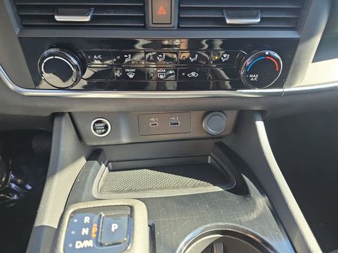 Used 2023 Nissan Rogue S image 26