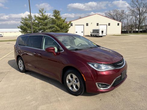 Used 2018 Chrysler Pacifica Touring Plus image 2