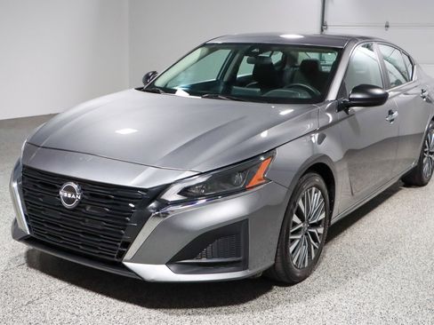 Used 2024 Nissan Altima 2.5 SV image 29