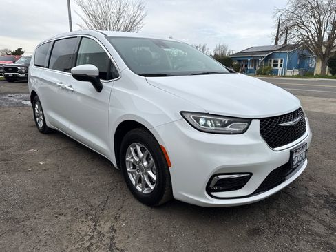 Used 2023 Chrysler Pacifica Touring-L image 7