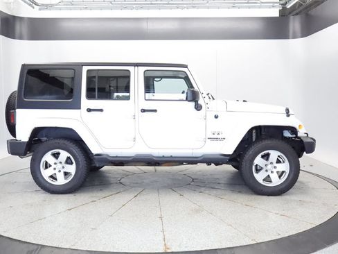 Certified 2017 Jeep Wrangler Unlimited Sahara w/ Connectivity Group AWD/4WD image 8