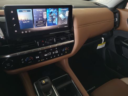 New 2026 Nissan Pathfinder Platinum FWD image 22