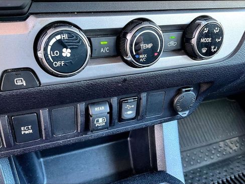 Certified 2018 Toyota Tacoma SR5 image 30