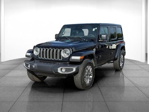 Used 2025 Jeep Wrangler Unlimited Sahara AWD/4WD image 3