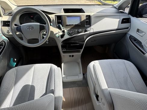 Used 2012 Toyota Sienna LE image 15