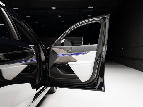 Used 2024 BMW 760i xDrive w/ Executive Package image 58