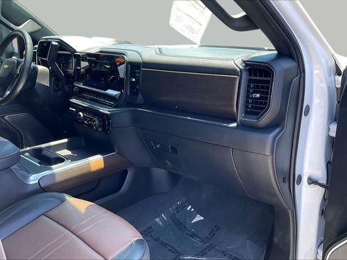 Used 2025 Chevrolet Silverado 2500 High Country w/ High Country Premium Package AWD/4WD image 16