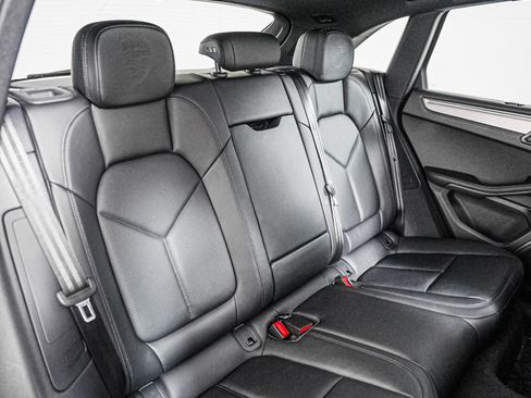 Certified 2026 Porsche Macan AWD/4WD image 6