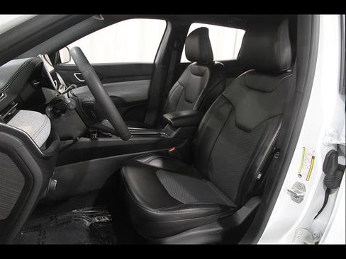 Used 2023 Jeep Compass Latitude w/ Convenience Group AWD/4WD image 5