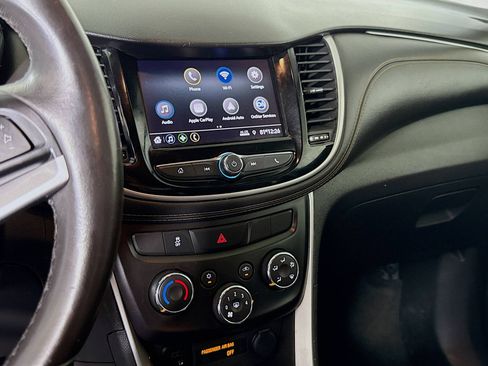 Used 2020 Chevrolet Trax LT w/ LT Convenience Package image 18