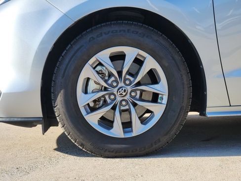 Used 2022 Toyota Sienna LE image 11