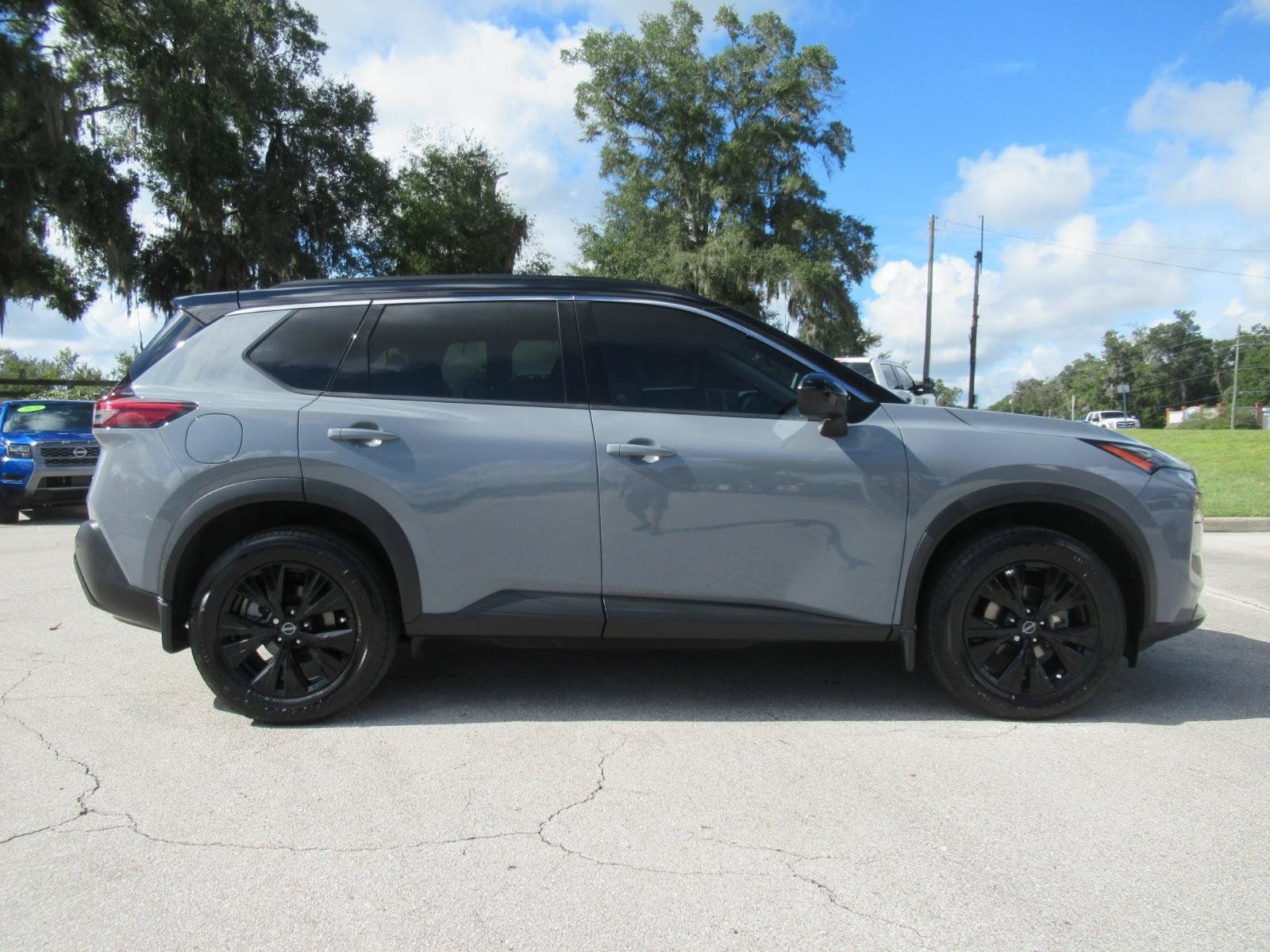 Used 2023 Nissan Rogue SV FWD image 2