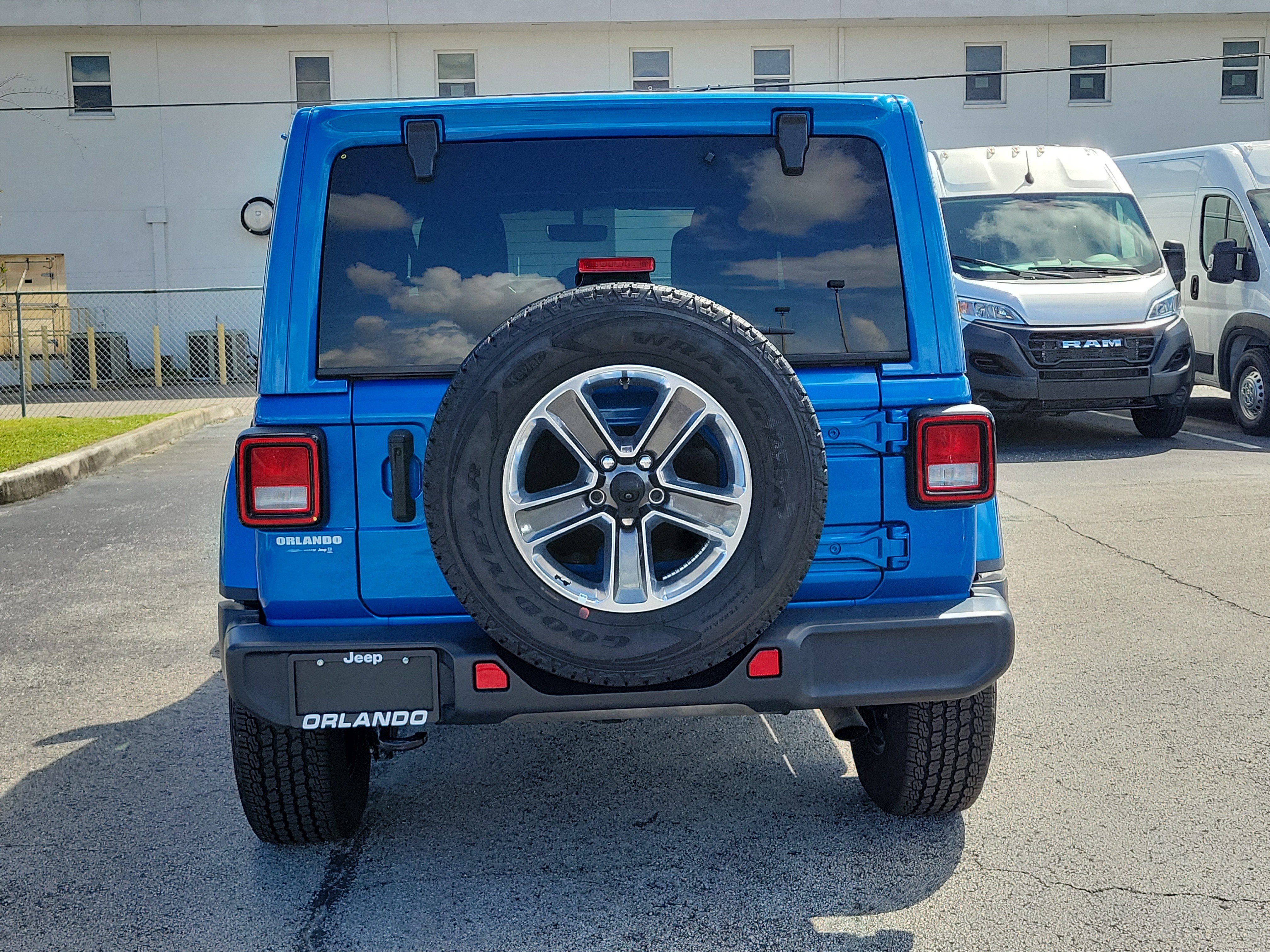 Used 2022 Jeep Wrangler Unlimited Sahara w/ Cold Weather Group AWD/4WD image 6