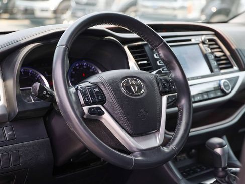 Used 2019 Toyota Highlander XLE AWD/4WD image 36