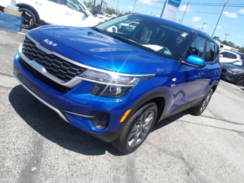 Used 2023 Kia Seltos LX AWD/4WD image 3