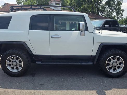 Used 2011 Toyota FJ Cruiser 4WD w/ Upgrade Pkg image 4