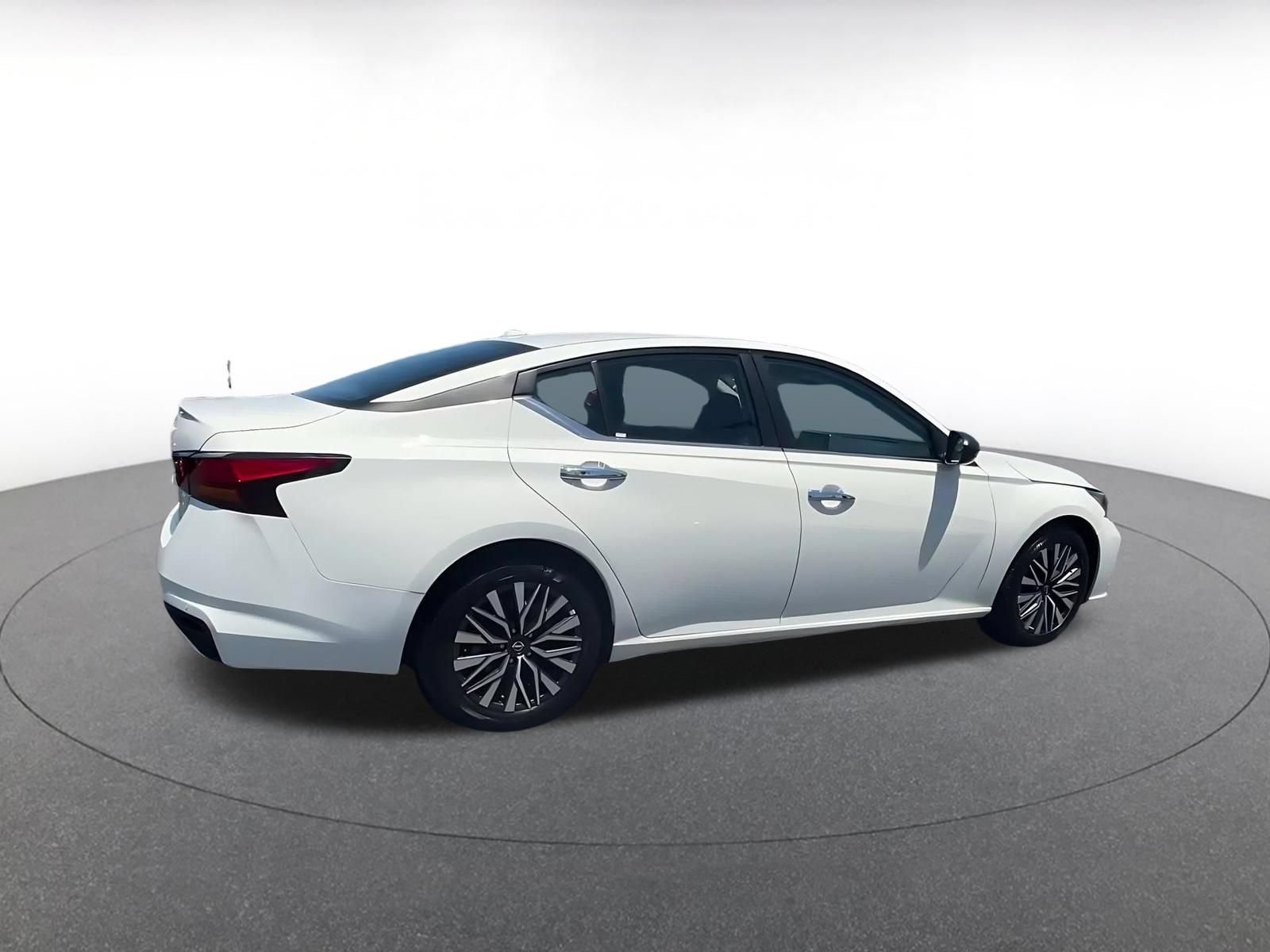 Used 2025 Nissan Altima 2.5 SV FWD image 13