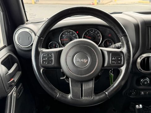 Used 2016 Jeep Wrangler Unlimited Sahara w/ Connectivity Group AWD/4WD image 39