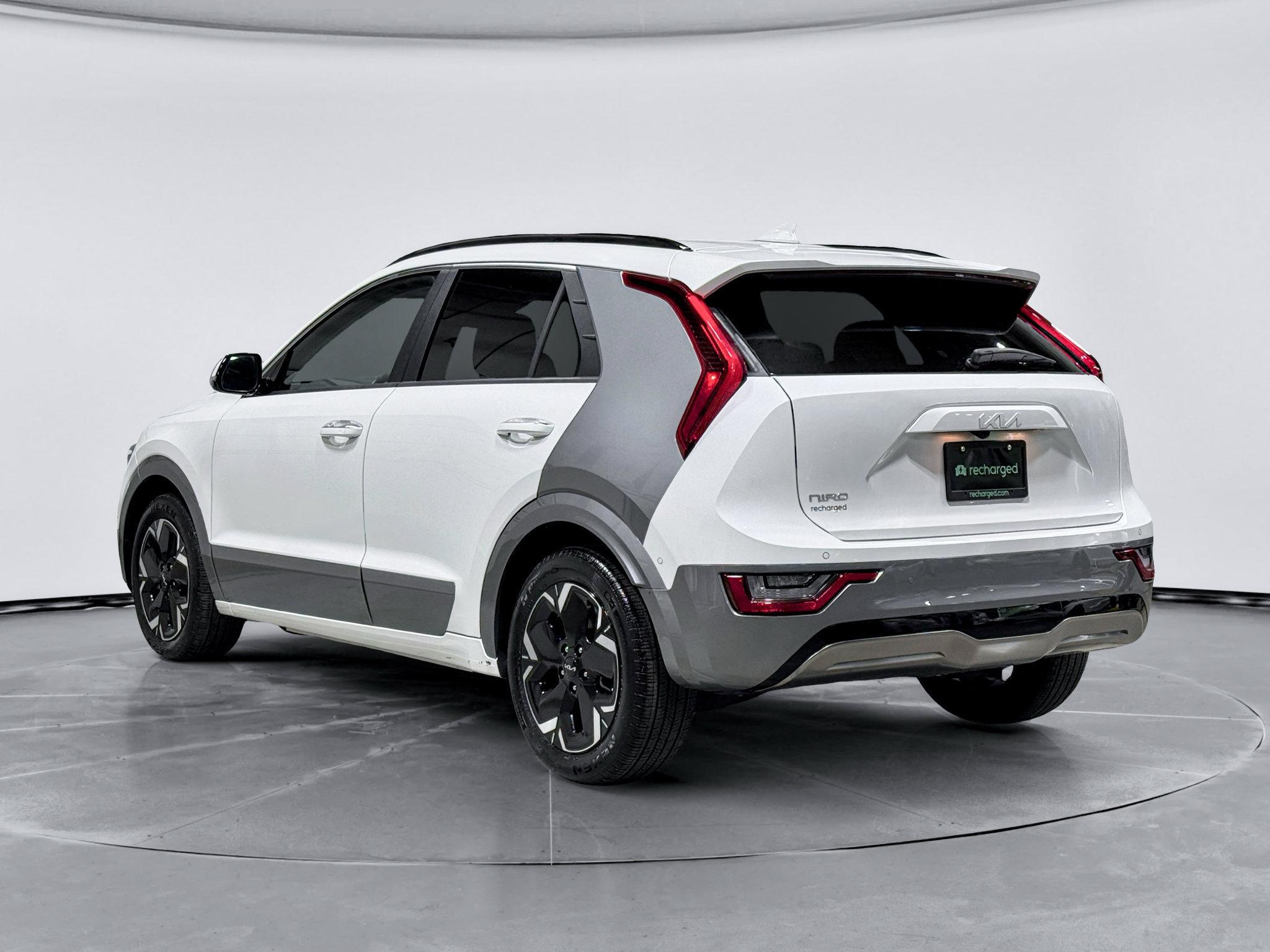 Used 2024 Kia Niro Wave w/ Wave Preserve Package FWD image 2