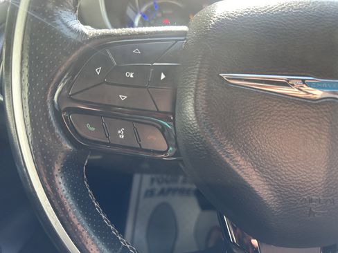 Used 2020 Chrysler Pacifica Limited w/ Advanced Safetytec Group FWD image 19