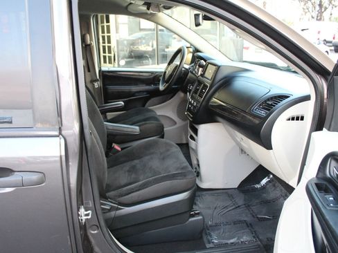 Used 2019 Dodge Grand Caravan SE FWD image 10