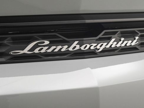 Used 2025 Lamborghini Urus SE image 25