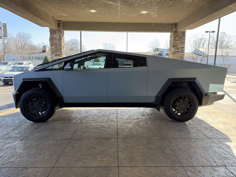 Used 2024 Tesla Cybertruck AWD Crew Cab image 8